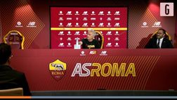 Mourinho, la bottiglia lo disturba: “Deve stare qui?” | VIDEO