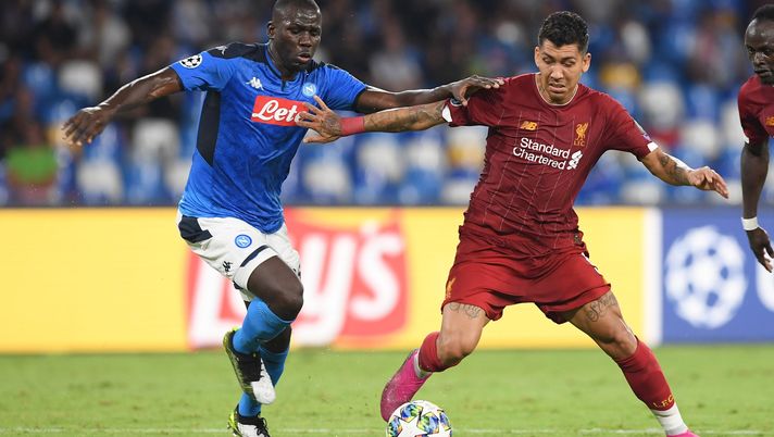 NAPLES, ITALY - SEPTEMBER 17: Kalidou Koulibaly of SSC Napoli vies with Roberto Firmino of Liverpool FC during the UEFA Champions League group E match between SSC Napoli and Liverpool FC at Stadio San Paolo on September 17, 2019 in Naples, Italy. (Photo by Francesco Pecoraro/Getty Images) La Top 20 delle squadre più imbattute d’Europa: il Napoli scavalca il Liverpool - immagine 1