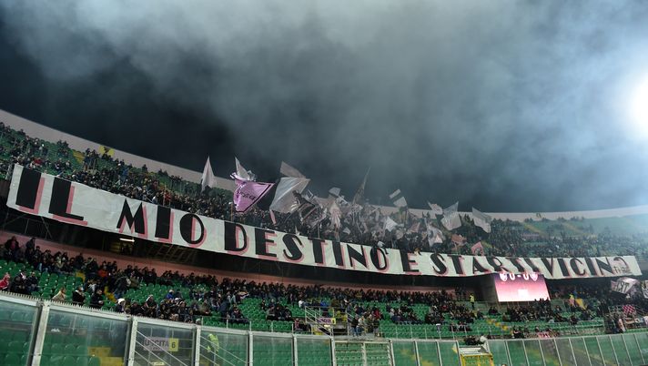 PALERMO, ITALY - JANUARY 18: Fans of Palermo show their support during the Serie B match between US Citta di Palermo and US Salernitana at Stadio Renzo Barbera on January 18, 2019 in Palermo, Italy.  (Photo by Tullio M. Puglia/Getty Images) 