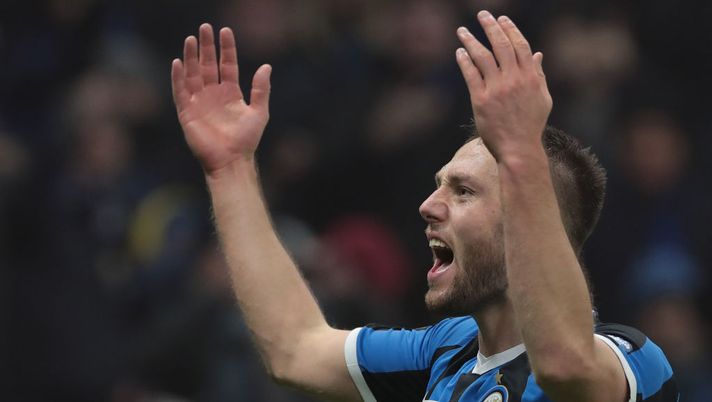 MILAN, ITALY - FEBRUARY 09: Stefan De Vrij of FC Internazionale celebrates his goal during the Serie A match between FC Internazionale and AC Milan at Stadio Giuseppe Meazza on February 9, 2020 in Milan, Italy. (Photo by Emilio Andreoli/Getty Images) MILAN, ITALY - FEBRUARY 09: Stefan De Vrij of FC Internazionale celebrates his goal during the Serie A match between FC Internazionale and AC Milan at Stadio Giuseppe Meazza on February 9, 2020 in Milan, Italy. (Photo by Emilio Andreoli/Getty Images)