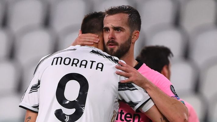 fights for the ball with Juventus' Spanish forward Alvaro Morata (L) congratulates Barcelona's Bosnian midfielder Miralem Pjanic after the UEFA Champions League Group G football match between Juventus and Barcelona on October 28, 2020 at the Juventus stadium in Turin. (Photo by Marco BERTORELLO / AFP) (Photo by MARCO BERTORELLO/AFP via Getty Images) Da Genova: “Miralem Pjanic è il sogno del Genoa. Il prestito al Besiktas…” - immagine 1