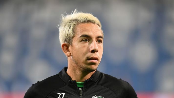 REGGIO NELL'EMILIA, ITALY - AUGUST 20: Maxime Lopez of US Sassuolo looks on during the Serie A match between US Sassuolo and US Lecce at Mapei Stadium - Citta' del Tricolore on August 20, 2022 in Reggio nell'Emilia, . (Photo by Alessandro Sabattini/Getty Images) Sassuolo-Verona, le formazioni ufficiali: Lopez in panchina, Doig in tribuna! C’è Thorstvedt - immagine 1