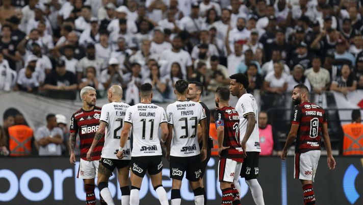 SAO PAULO, BRAZIL - OCTOBER 12: Giorgian de Arrascaeta of Flamengo (L) argues with players of Corinthians during the first leg match of the final of Copa do Brasil 2022 between Corinthians and Flamengo at Neo Quimica Arena on October 12, 2022 in Sao Paulo, Brazil. (Photo by Ricardo Moreira/Getty Images) SOTTO GLI OCCHI DI INFANTINO