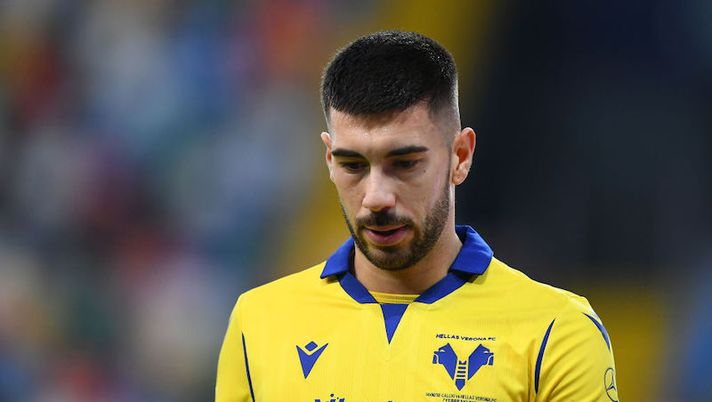 UDINE, ITALY - FEBRUARY 07: Mattia Zaccagni of Verona looks on during the Serie A match between Udinese Calcio and Hellas Verona FC at Dacia Arena on February 07, 2021 in Udine, Italy. Sporting stadiums around Italy remain under strict restrictions due to the Coronavirus Pandemic as Government social distancing laws prohibit fans inside venues resulting in games being played behind closed doors. (Photo by Alessandro Sabattini/Getty Images) Zaccagni, la Gazzetta: “Un club ha già l’accordo col Verona, l’affare è quasi concluso” - immagine 1