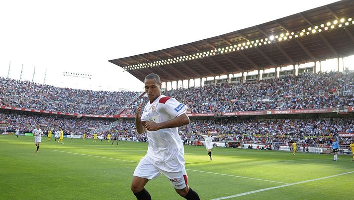 SEVILLE, SPAIN - APRIL 06: Luis Fabiano of Sevilla celebrates after scoring his sides' opening goal during the La Liga match between Sevilla and Villarreal at the Sanchez Pizjuan stadium on April 6, 2008 in Seville, Spain. (Photo by Denis Doyle/Getty Images) SEVILLE, SPAIN - APRIL 06: Luis Fabiano of Sevilla celebrates after scoring his sides' opening goal during the La Liga match between Sevilla and Villarreal at the Sanchez Pizjuan stadium on April 6, 2008 in Seville, Spain. (Photo by Denis Doyle/Getty Images)