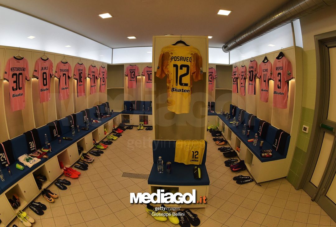  PESCARA, ITALY - NOVEMBER 03: Dressing room of Città di Palermo FC prior the Serie B match between Pescara Calcio and US Citta di Palermo FC at Stadio Adriatico Giovanni Cornacchia on November 3, 2017 in Pescara, Italy.  (Photo by Giuseppe Bellini/Getty Images) 