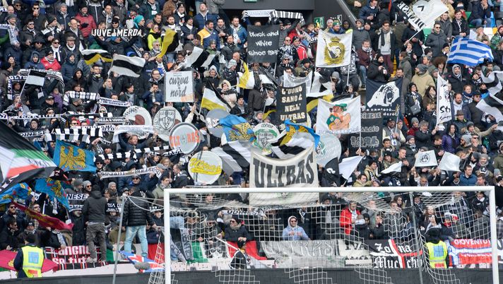 UDINE, ITALY - JANUARY 15: Udinese Calcio fans shows their support during the Serie A match between Udinese Calcio and AS Roma at Stadio Friuli on January 15, 2017 in Udine, Italy. (Photo by Dino Panato/Getty Images) UDINE, ITALY - JANUARY 15: Udinese Calcio fans shows their support during the Serie A match between Udinese Calcio and AS Roma at Stadio Friuli on January 15, 2017 in Udine, Italy. (Photo by Dino Panato/Getty Images)