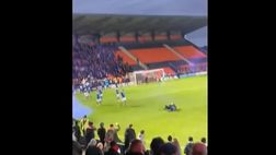 VIDEO / Follia in Inghilterra: tifoso aggredisce steward