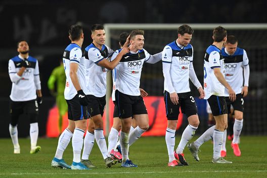 TURIN, ITALY - JANUARY 25: Robin Gosens (C) of Atalanta BC celebrates a goal with team mates during the Serie A match between Torino FC and Atalanta BC at Stadio Olimpico di Torino on January 25, 2020 in Turin, Italy. (Photo by Valerio Pennicino/Getty Images) 