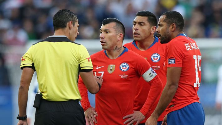 SAO PAULO, BRAZIL - JULY 06: Gary Medel of Chile argues with Referee Mario Diaz de Vivar during the Copa America Brazil 2019 Third Place match between Argentina and Chile at Arena Corinthians on July 06, 2019 in Sao Paulo, Brazil. (Photo by Alexandre Schneider/Getty Images) SAO PAULO, BRAZIL - JULY 06: Gary Medel of Chile argues with Referee Mario Diaz de Vivar during the Copa America Brazil 2019 Third Place match between Argentina and Chile at Arena Corinthians on July 06, 2019 in Sao Paulo, Brazil. (Photo by Alexandre Schneider/Getty Images)