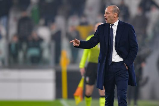 TURIN, ITALY - FEBRUARY 18: head coach of Juventus Massimiliano Allegri gives his team instructions during the Serie A match between Juventus and Torino FC at Allianz Stadium on February 18, 2022 in Turin, Italy. (Photo by Daniele Badolato - Juventus FC/Juventus FC via Getty Images) Juventus in ritiro fino al derby. E Agnelli conferma Allegri: le parole- immagine 2