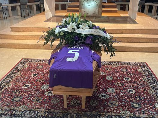 FOTO VN – Funerale Orzan, il feretro con la maglia viola FOTO VN – Funerale Orzan, il feretro con la maglia viola - immagine 1