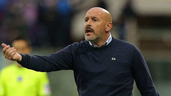 FLORENCE, ITALY - NOVEMBER 12: Head coach Vincenzo Italiano manager of ACF Fiorentina gestures during the Serie A TIM match between ACF Fiorentina and Bologna FC at Stadio Artemio Franchi on November 12, 2023 in Florence, Italy. (Photo by Gabriele Maltinti/Getty Images) Italiano: “Perchè ho tolto Nzola, Quarta non ne vuole sapere di fare il terzino” - immagine 1