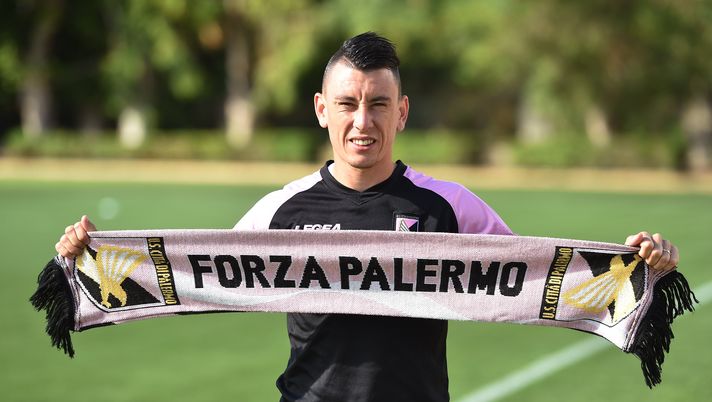 PALERMO, ITALY - AUGUST 16: Cesar Falletti poses during his presentation as new player of US Citta' di Palermo at Carmelo Onorato training center on August 16, 2018 in Palermo, Italy. (Photo by Tullio M. Puglia/Getty Images) PALERMO, ITALY - AUGUST 16: Cesar Falletti poses during his presentation as new player of US Citta' di Palermo at Carmelo Onorato training center on August 16, 2018 in Palermo, Italy. (Photo by Tullio M. Puglia/Getty Images)