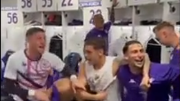 VIDEO – “Torneremo grandi ancor”. La festa della Fiorentina nello spogliatoio