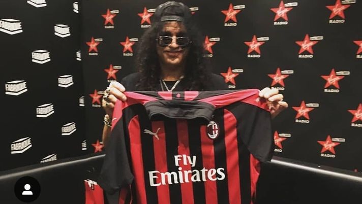 Milan sui social – Slash in posa con la maglia rossonera: ecco la foto - immagine 1