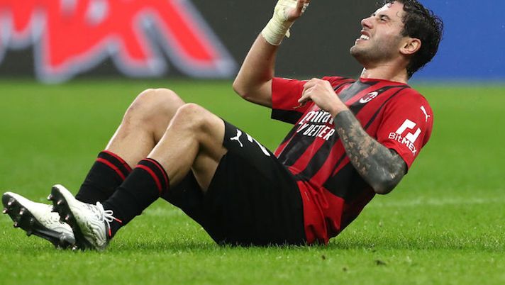 MILAN, ITALY - NOVEMBER 03: Davide Calabria of AC Milan reacts during the UEFA Champions League group B match between AC Milan and FC Porto at Giuseppe Meazza Stadium on November 03, 2021 in Milan, Italy. (Photo by Marco Luzzani/Getty Images) BREAKING – Calabria, ecco l’esito degli esami al polpaccio e quanto starà fuori! - immagine 1