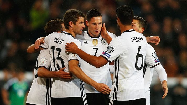 HANOVER, GERMANY - OCTOBER 11: Julian Draxler (3rd L) of Germany celebrates with his team mates after scoring his team's first goal during the FIFA 2018 World Cup Qualifier between Germany and Northern Ireland at HDI-Arena on October 11, 2016 in Hanover, Germany.  (Photo by Joern Pollex/Bongarts/Getty Images) 