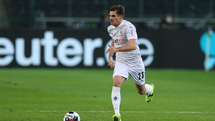 MOENCHENGLADBACH, GERMANY - JANUARY 22: Jonas Hofmann of Moenchengladbach runs with the ball runs with the ball during the Bundesliga match between Borussia Moenchengladbach and Borussia Dortmund at Borussia-Park on January 22, 2021 in Moenchengladbach, Germany. (Photo by Lars Baron/Getty Images) MOENCHENGLADBACH, GERMANY - JANUARY 22: Jonas Hofmann of Moenchengladbach runs with the ball runs with the ball during the Bundesliga match between Borussia Moenchengladbach and Borussia Dortmund at Borussia-Park on January 22, 2021 in Moenchengladbach, Germany. (Photo by Lars Baron/Getty Images)