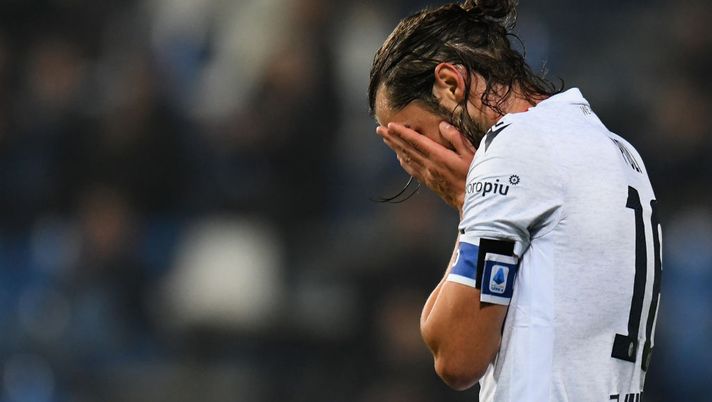 REGGIO NELL'EMILIA, ITALY - NOVEMBER 08: Andrea Poli of Bologna FC reacts during the Serie A match between US Sassuolo and Bologna FC at Mapei Stadium - Città del Tricolore on November 8, 2019 in Reggio nell'Emilia, Italy (Photo by Alessandro Sabattini/Getty Images) REGGIO NELL'EMILIA, ITALY - NOVEMBER 08: Andrea Poli of Bologna FC reacts during the Serie A match between US Sassuolo and Bologna FC at Mapei Stadium - Città del Tricolore on November 8, 2019 in Reggio nell'Emilia, Italy (Photo by Alessandro Sabattini/Getty Images)