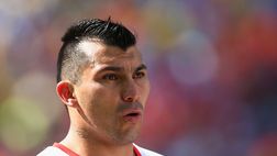 L’ex Inter Medel colpito alle parti basse da un pallone. Pubblica la foto e sua moglie…
