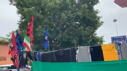 VIDEO Serie A, scudetto day: fuori San Siro le bandiere (tricolori) di Milan ed Inter