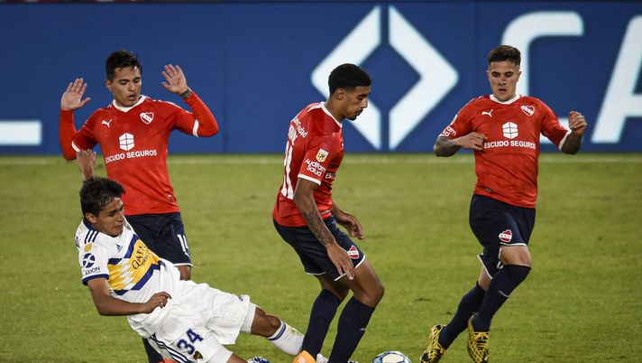 AVELLANEDA, ARGENTINA - DECEMBER 20: Agustin Obando of Boca Juniors fights for the ball with Lucas González (L), Carlos Benavidez (C) and Fabricio Bustos (R) of Independiente during a Zona Campeonato match between Independiente and Boca Juniors as part of Copa Diego Maradona 2020 at Estadio Libertadores de America on December 20, 2020 in Avellaneda, Argentina. (Photo by Marcelo Endelli/Getty Images) AVELLANEDA, ARGENTINA - DECEMBER 20: Agustin Obando of Boca Juniors fights for the ball with Lucas González (L), Carlos Benavidez (C) and Fabricio Bustos (R) of Independiente during a Zona Campeonato match between Independiente and Boca Juniors as part of Copa Diego Maradona 2020 at Estadio Libertadores de America on December 20, 2020 in Avellaneda, Argentina. (Photo by Marcelo Endelli/Getty Images)