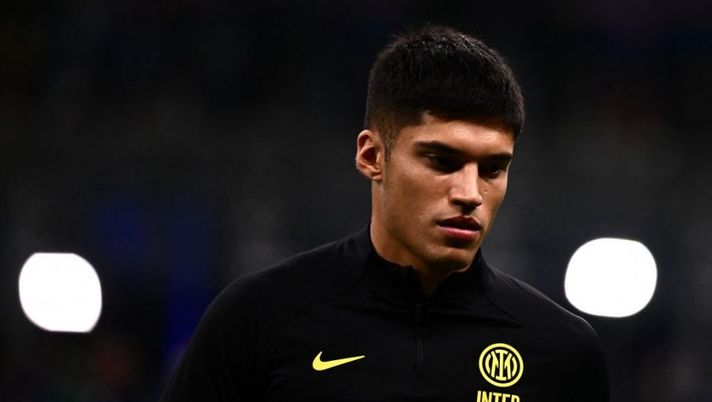 Inter Milan's Argentinian forward Joaquin Correa warms up prior to the UEFA Champions League Group C football match between Inter Milan and FC Barcelona on October 4, 2022 at the Giuseppe-Meazza (San Siro) stadium in Milan. (Photo by Marco BERTORELLO / AFP) (Photo by MARCO BERTORELLO/AFP via Getty Images) Inter, problema tendineo per Correa: salta il mini-ritiro a Malta, il rientro… - immagine 1