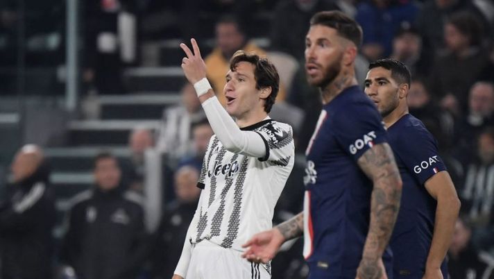 Juventus' Italian forward Federico Chiesa (L) gestures during the UEFA Champions League 1st round day 6 group H football match between Juventus Turin and Paris Saint-Germain (PSG) at the Juventus stadium in Turin on November 2, 2022. (Photo by Filippo MONTEFORTE / AFP) (Photo by FILIPPO MONTEFORTE/AFP via Getty Images) Juve, è tornato Chiesa: di nuovo in campo dopo l’infortunio. E con l’Inter… - immagine 1