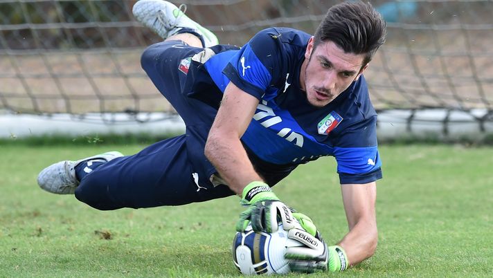 ROME, ITALY - AUGUST 10: Simone Scuffet of Italy in action during Italy U21 Training Session at Mancini Park Hotel on August 10, 2015 in Rome, Italy. (Photo by Giuseppe Bellini/Getty Images) ROME, ITALY - AUGUST 10: Simone Scuffet of Italy in action during Italy U21 Training Session at Mancini Park Hotel on August 10, 2015 in Rome, Italy. (Photo by Giuseppe Bellini/Getty Images)