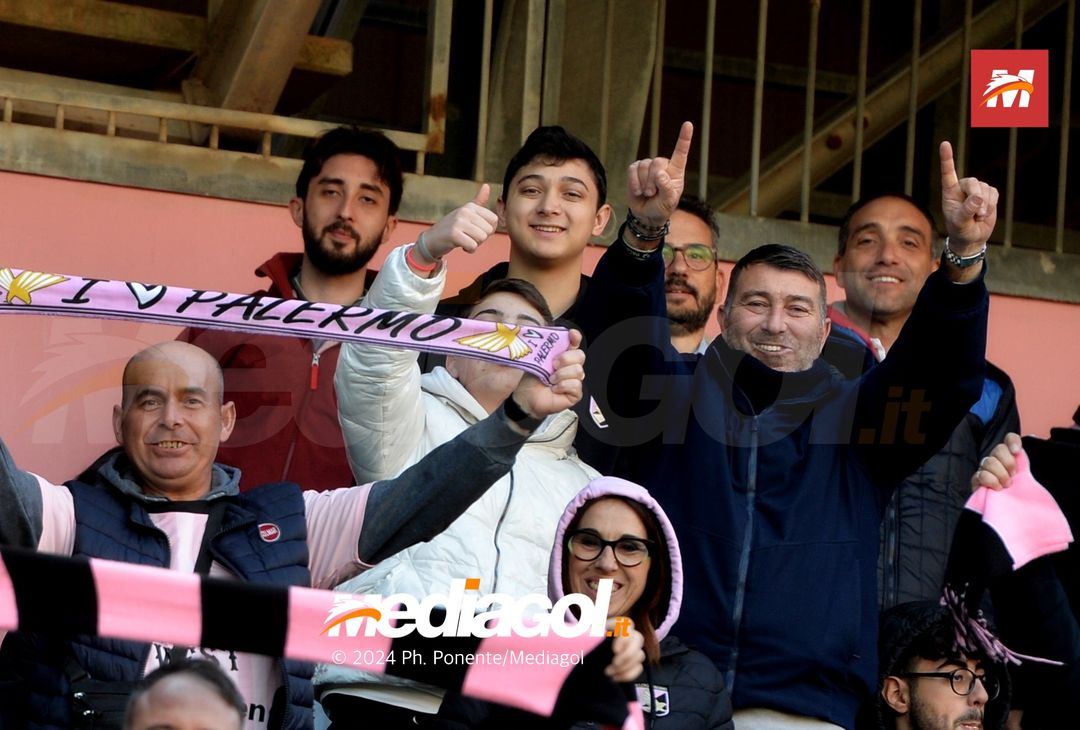FOTOTIFO Palermo-Como 3-0, gli scatti ai tifosi al “Renzo Barbera” (GALLERY) - immagine 4