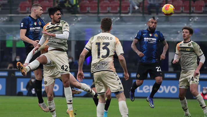 MILAN, ITALY - JANUARY 22: Edin Dzeko of FC Internazionale scores their team's second goal during the Serie A match between FC Internazionale and Venezia FC at Stadio Giuseppe Meazza on January 22, 2022 in Milan, Italy. (Photo by Emilio Andreoli - Inter/Inter via Getty Images) La diversità dell’Inter di gennaio… - immagine 1