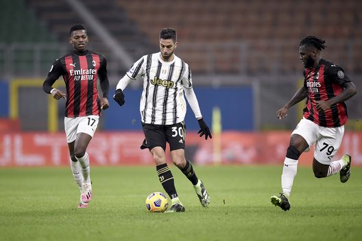 Rafael Leao in fase difensiva: il portoghese raddoppia, assieme a Kessie, Bentancur della Juventusocat Rafael Leao in fase difensiva: il portoghese raddoppia, assieme a Kessie, Bentancur della Juventusocat