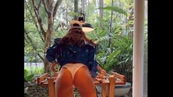 Izabel Goulart è in gran forma: gioca a calcio balilla e mostra un lato B hot