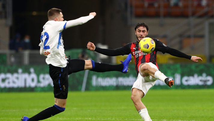 Davide Calabria (difensore AC Milan), qui contro Josip Ilicic in Milan-Atalanta (Serie A 2020-2021) | AC Milan News (Getty Images) 
