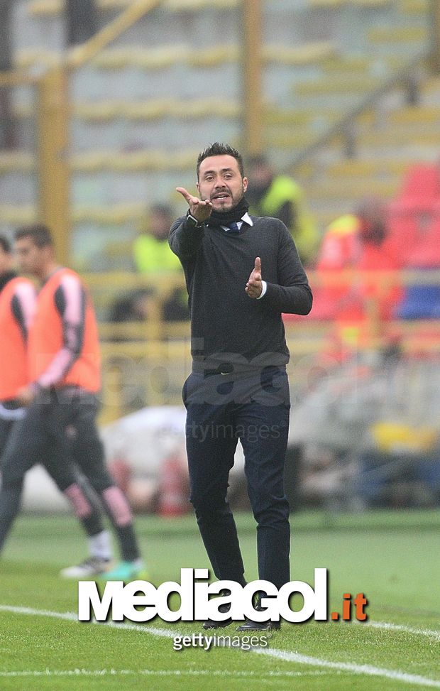 BOLOGNA, ITALY - NOVEMBER 20: Roberto De Zerbi head coach of US Citta di Palermo gestures during the Serie A match between Bologna FC and US Citta di Palermo at Stadio Renato Dall'Ara on November 20, 2016 in Bologna, Italy.  (Photo by Mario Carlini / Iguana Press/Getty Images) 