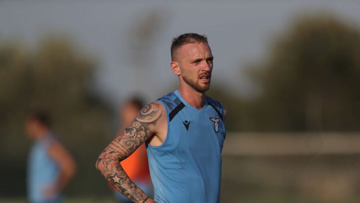 ROME, ITALY - AUGUST 12: Manuel Lazzari of SS Lazio looks on during the SS Lazio training session at Formello sport centre on August 12, 2021 in Rome, Italy. (Photo by Paolo Bruno/Getty Images) Lazio, Sky: “Lazzari è sfavorito verso l’Inter: due dubbi di formazione da sciogliere” - immagine 1