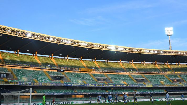 VERONA, ITALY - JANUARY 24: A general view inside the stadium of the match action during the Serie A match between Hellas Verona FC and SSC Napoli at Stadio Marcantonio Bentegodi on January 24, 2021 in Verona, Italy. Sporting stadiums around Italy remain under strict restrictions due to the Coronavirus Pandemic as Government social distancing laws prohibit fans inside venues resulting in games being played behind closed doors. (Photo by Alessandro Sabattini/Getty Images) VERONA, ITALY - JANUARY 24: A general view inside the stadium of the match action during the Serie A match between Hellas Verona FC and SSC Napoli at Stadio Marcantonio Bentegodi on January 24, 2021 in Verona, Italy. Sporting stadiums around Italy remain under strict restrictions due to the Coronavirus Pandemic as Government social distancing laws prohibit fans inside venues resulting in games being played behind closed doors. (Photo by Alessandro Sabattini/Getty Images)