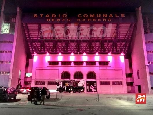 Foto Palermo, trionfo di luci al “Renzo Barbera”: lo stadio si colora di rosanero Foto Palermo, trionfo di luci al “Renzo Barbera”: lo stadio si colora di rosanero