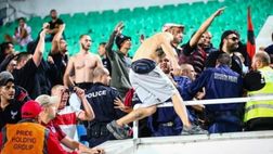 Derby a Sofia, un bidone della spazzatura contro i tifosi Slavia: partita prima fermata e poi ripresa