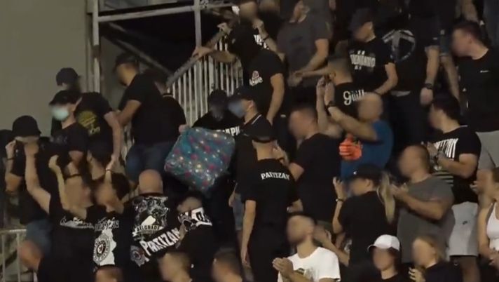 Tecniche da contrabbandieri: ecco come entrano i fumogeni al derby di Belgrado… INCAPPUCCIATI AL DERBY DI BELGRADO