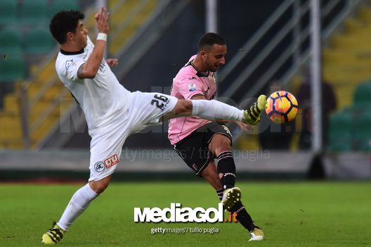 PALERMO, ITALY - NOVEMBER 30:  Ouasim Bouy (R) of Palermo kicks the ball as Giuseppe Mastinu of Spezia tackles during the TIM Cup match between US Citta di Palermo and AC Spezia at Stadio Renzo Barbera on November 30, 2016 in Palermo, Italy.  (Photo by Tullio M. Puglia/Getty Images) 