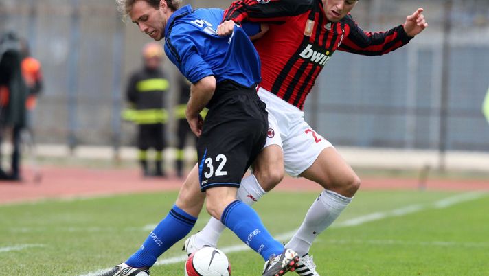 EMPOLI, ITALY - MARCH 09: Yoann Gourcuff of AC Milan tackles Alessandro Budel of Empoli during the Serie A match between Empoli and AC Milan at the Stadio Carlo Castellani on March 9, 2008 in Empoli, Italy. (Photo by New Press/Getty Images)