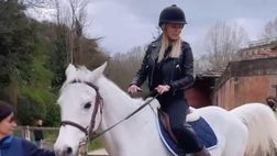 Diletta Leotta cavallerizza per qualche ora: con lei c’è Can Yaman