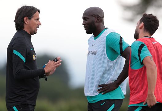 COMO, ITALY - AUGUST 03: FC Internazionale coach Simone Inzaghi speaks with his player Romelu Lukaku and Hakan Calhanoglu during an FC Internazionale training session at the club's training ground Suning Training Center in memory of Angelo Moratti on August 03, 2021 in Como, Italy. (Photo by Emilio Andreoli - Inter/Inter via Getty Images) Lukaku è tornato in gruppo ma Inzaghi non rischia: niente Firenze- immagine 2