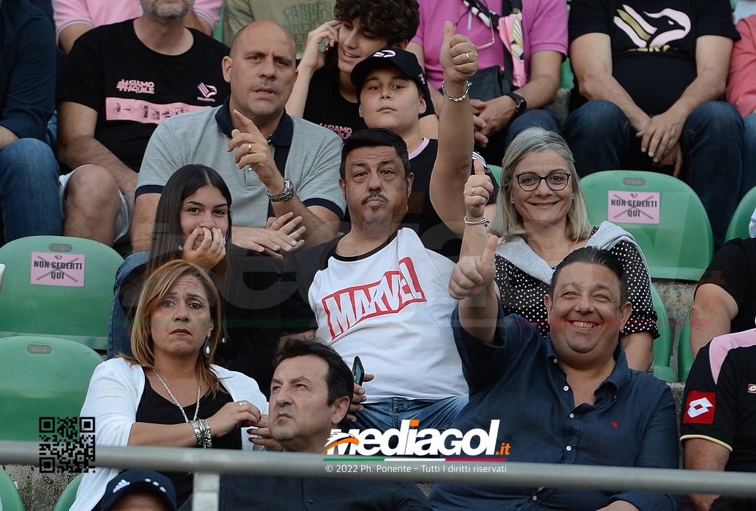 Fototifo, i tifosi allo stadio per Palermo-Feralpisaló 1-0 (gallery) - immagine 70