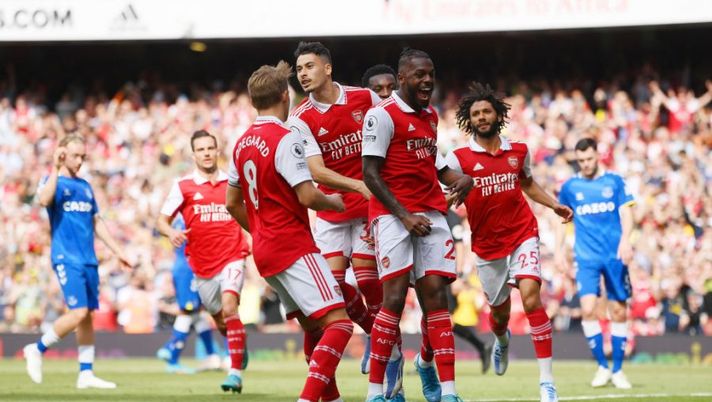 LONDON, ENGLAND - MAY 22: Gabriel Martinelli celebrates with teammates Martin Oedegaard and Nuno Tavares of Arsenal after scoring their team's first goal from the penalty spot during the Premier League match between Arsenal and Everton at Emirates Stadium on May 22, 2022 in London, England. (Photo by Mike Hewitt/Getty Images) Sky: “L’Atalanta si muove: vicino un nuovo acquisto in prestito, si tratta con l’Arsenal” - immagine 1