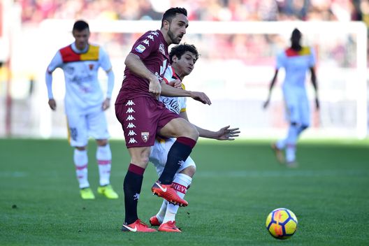  TURIN, ITALY - JANUARY 28: Cristian Molinaro (L) of Torino FC is challenged by Marques Guilherme Costa of Benevento Calcio during the Serie A match between Torino FC and Benevento Calcio at Stadio Olimpico di Torino on January 28, 2018 in Turin, Italy. (Photo by Valerio Pennicino/Getty Images) 