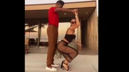 Boateng ballerino a bordo piscina con la sua Valentina | VIDEO