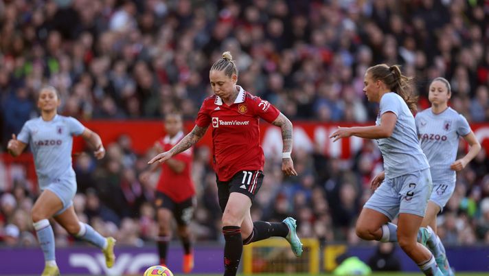 MANCHESTER, ENGLAND - DECEMBER 03: Leah Galton of Manchester United scores side's second goal during the FA Women's Super League match between Manchester United and Aston Villa at Old Trafford on December 03, 2022 in Manchester, England. (Photo by Naomi Baker/Getty Images) Davanti a 45mila spettatori: Women, il City raggiunge lo United nel Manchester derby - immagine 1